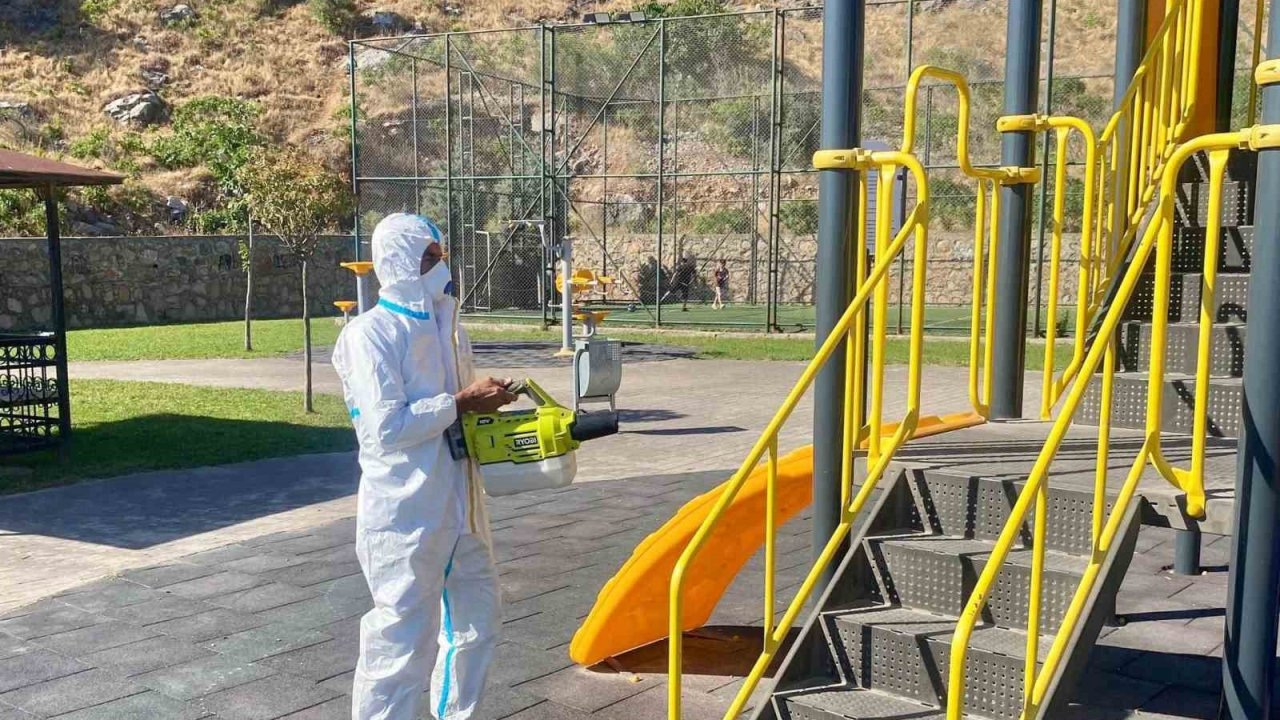 Körfez’de çocuk parklarında hijyen mesaisi