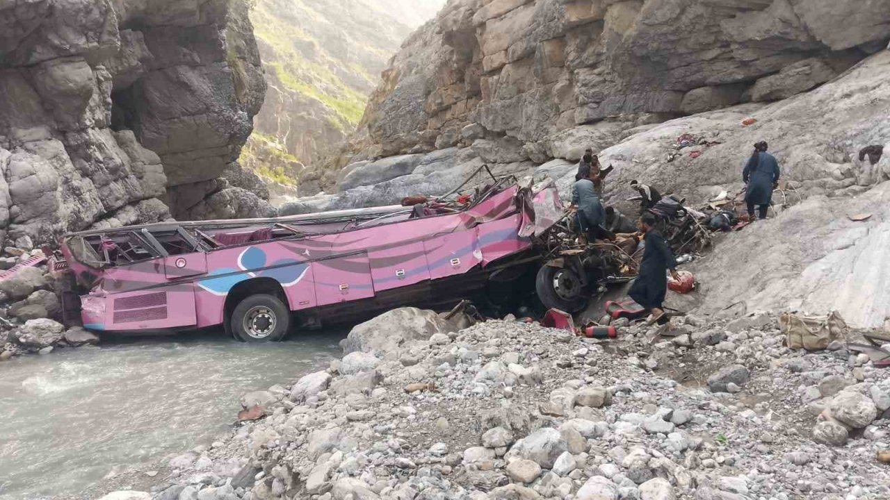 Pakistan’da yolcu otobüsü dev çukura uçtu: 40 ölü