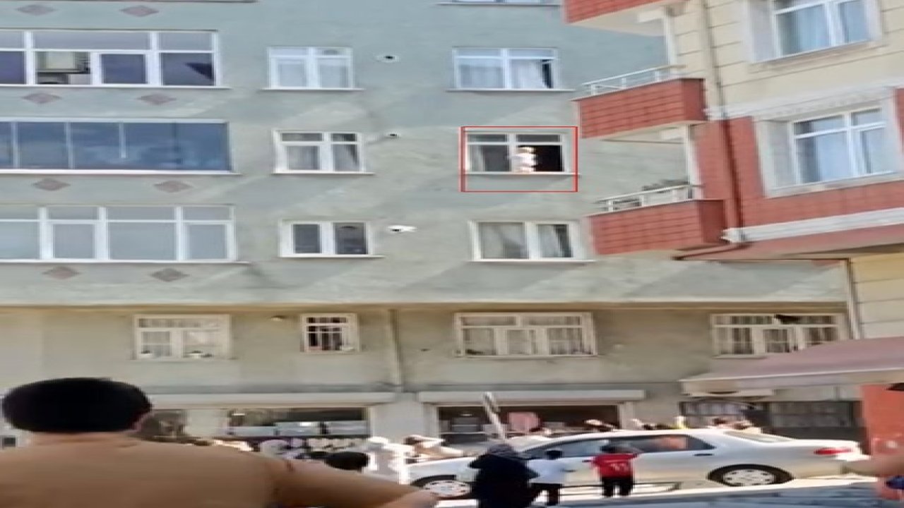 Esenler’de 3’üncü katın evin penceresinde yürüyen bebek yürekleri ağza getirdi