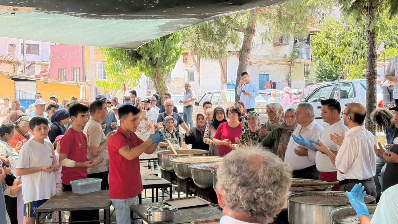 Güroluk Mahallesi’nde 34 yıllık aşure geleneği yaşatılıyor
