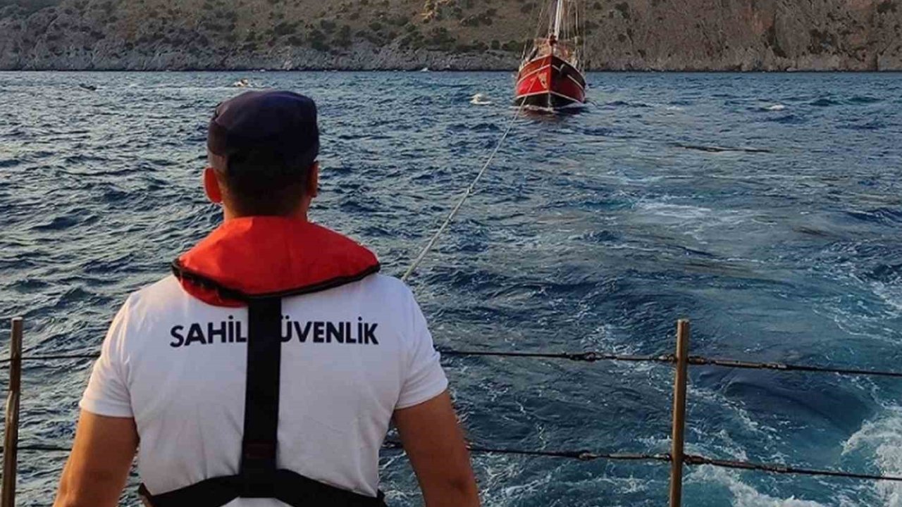 Arızalanan yat, Sahil Güvenlik ekipleri tarafından kurtarıldı