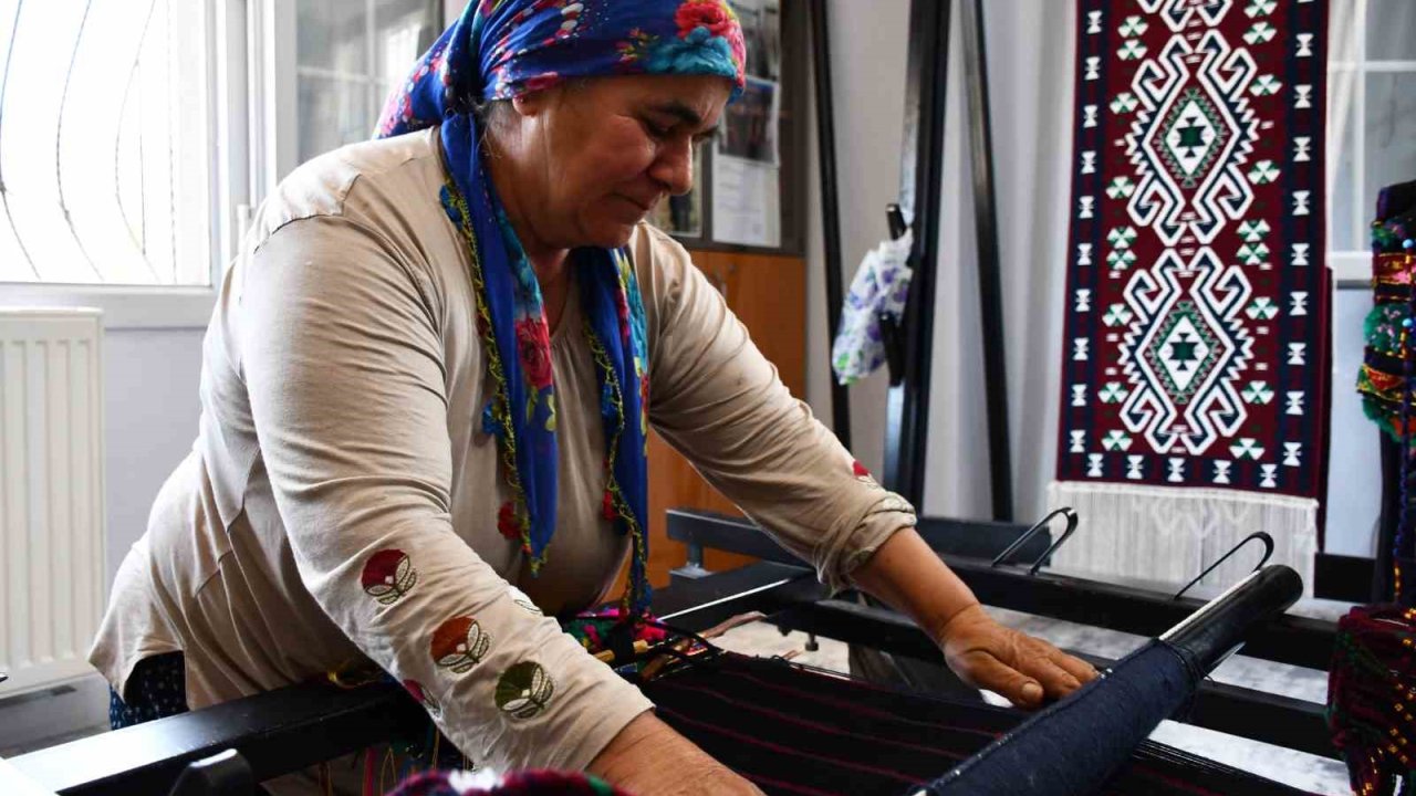 Cefakar anne, heybe yaparak dört çocuk okuttu