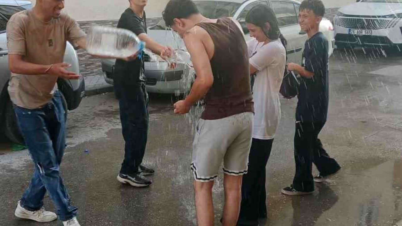 Sıcaktan bunalan gençler serinlemek için su savaşı yaptı