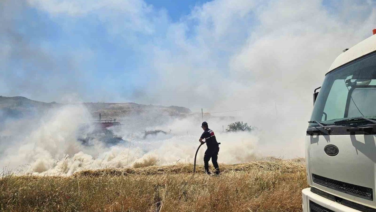 Yol kenarındaki otluk alanda yangın çıktı