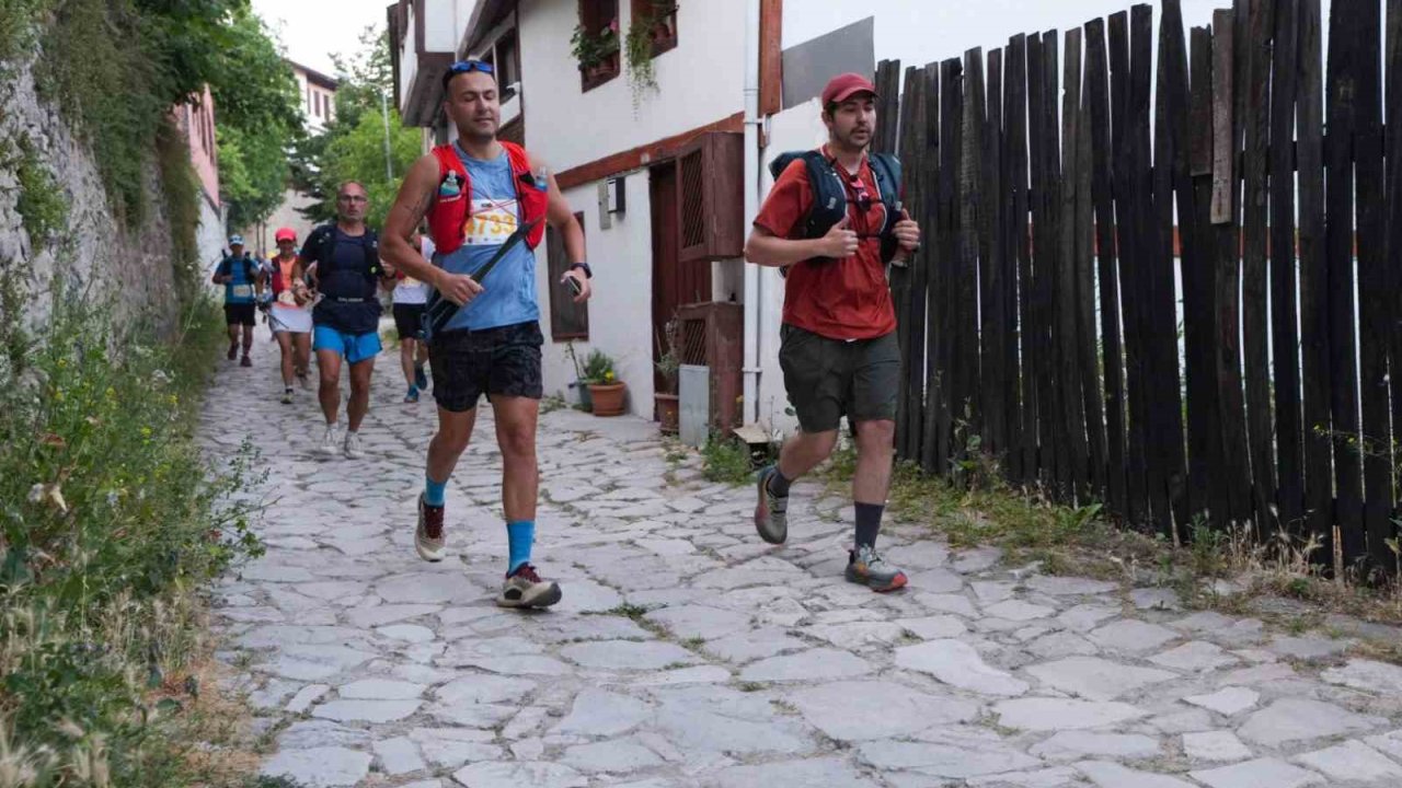 Farklı ülkelerden sporcular Safranbolu’nun tarihi sokaklarında yarışıyor