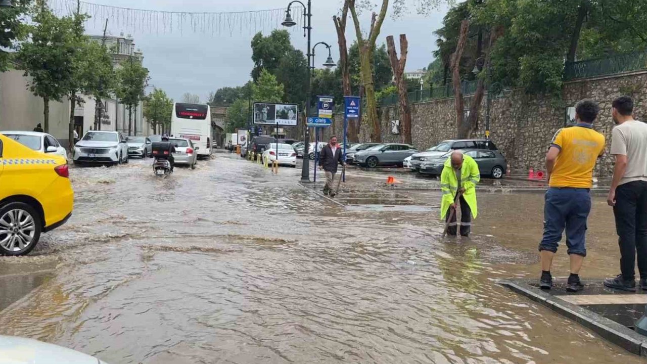 Beşiktaş’ta Çırağan Caddesi göle döndü: Sürücüler zor anlar yaşadı