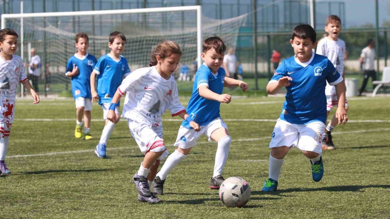 Bolu’da Mini Minikler Futbol Turnuvası heyecanı başladı
