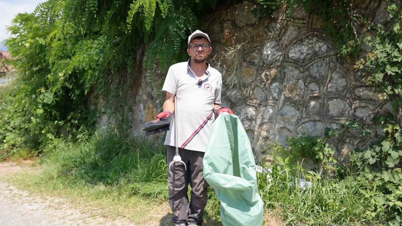 Düzce’de temizlik işçisi bulduğu altın dolu çantayı polise teslim etti