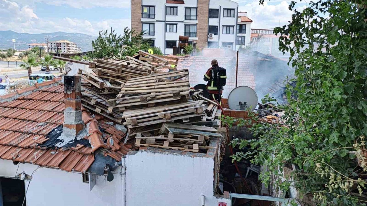 Burhaniye’de yanan evde mahsur kalan vatandaşı itfaiye kurtardı