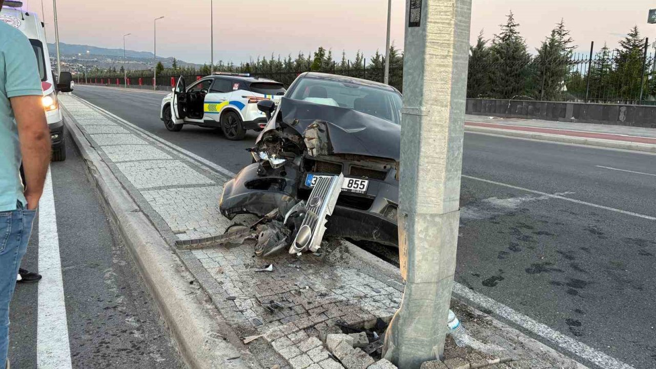 Kayseri’de otomobil aydınlatma direğine çarptı: 1 yaralı