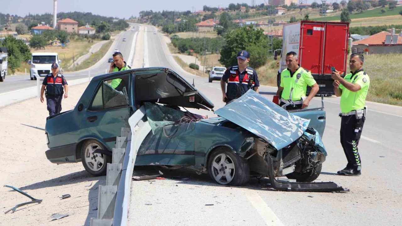 Tofaş bariyerlere ok gibi saplandı: 1 yaralı