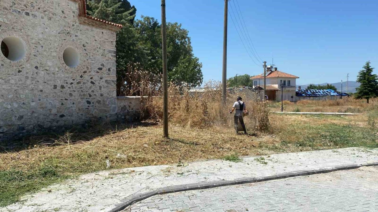 Manisa Büyükşehir’den Karacaahmet Türbesi’nde hummalı temizlik