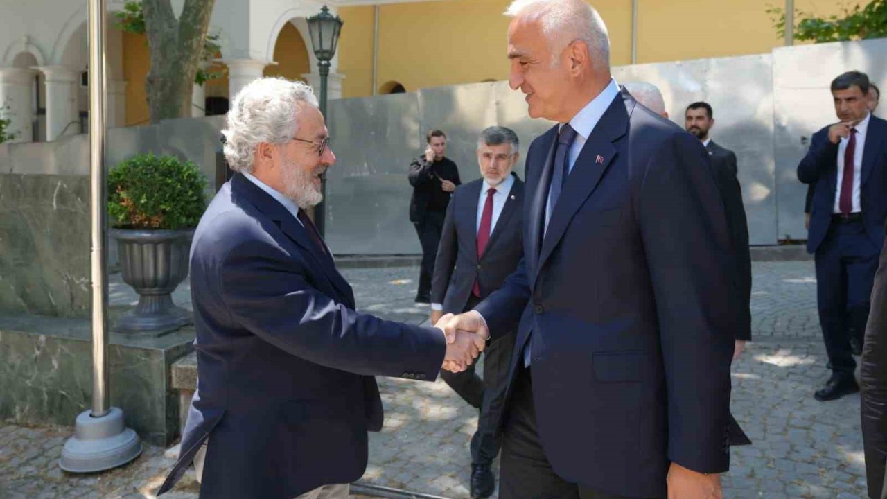 Bakan Ersoy, İslam Kültür, Sanat ve Tarih Araştırma Merkezi’nin çalışmalarını inceledi