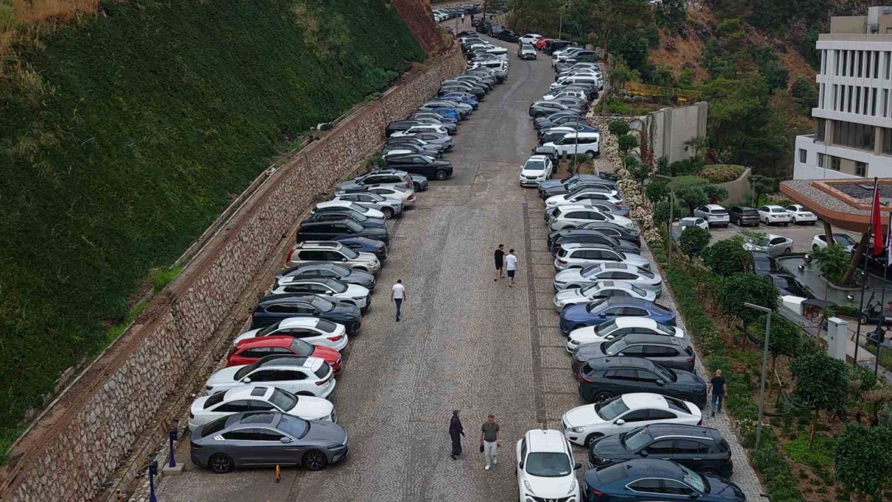 (BEKLEYECEK PAZARTESİ) Marmaris’te dikkat çeken tablo: Otellerde doluluk sorunu yaşanırken bu tesisin kapısında araç kuyruğu oluştu