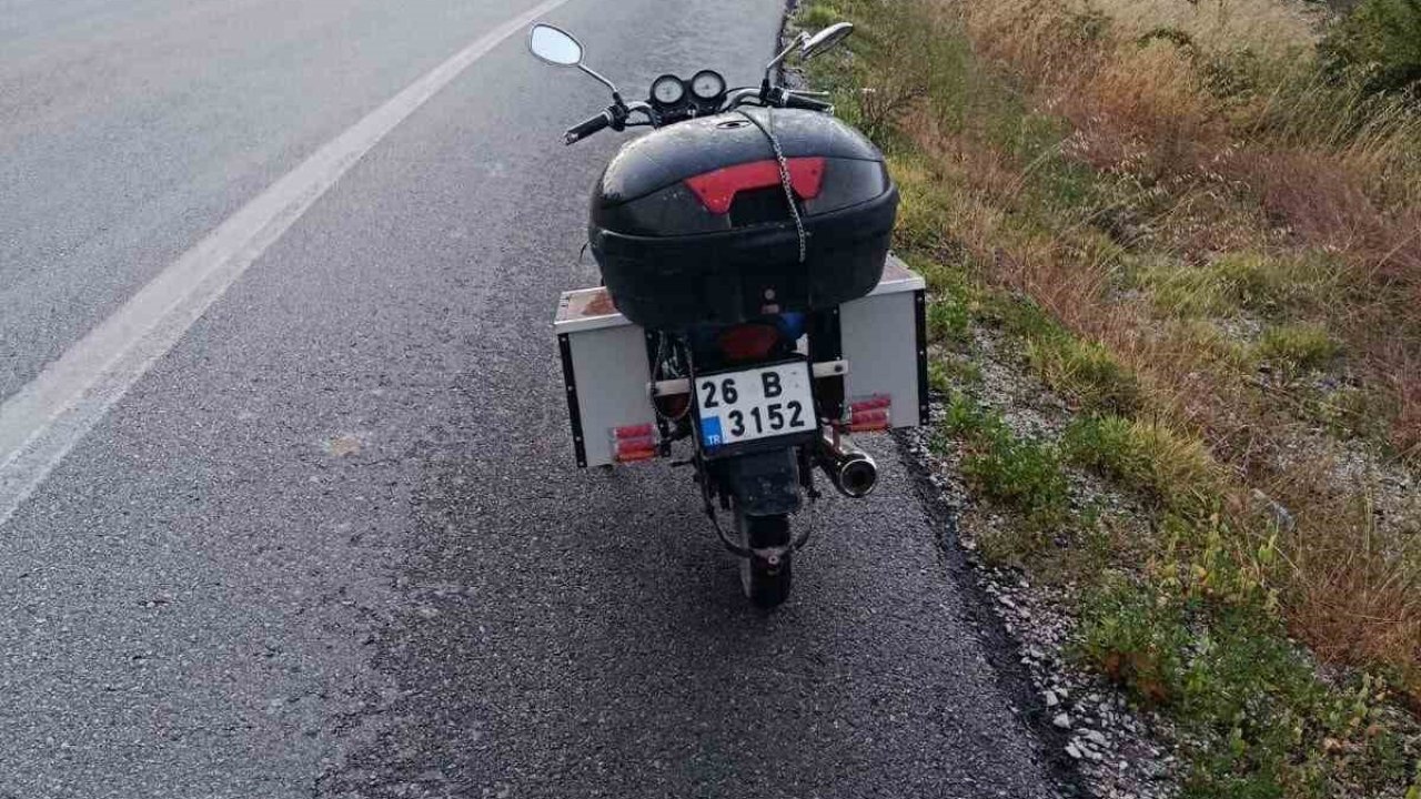 Direksiyon hâkimiyetini kaybeden motosiklet sürücüsü yoldan çıktı: 1 yaralı