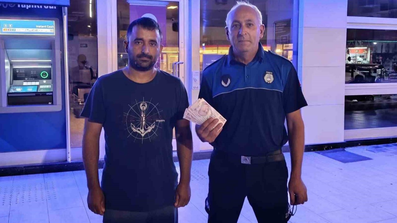 ATM’de bulduğu parayı zabıtaya teslim etti