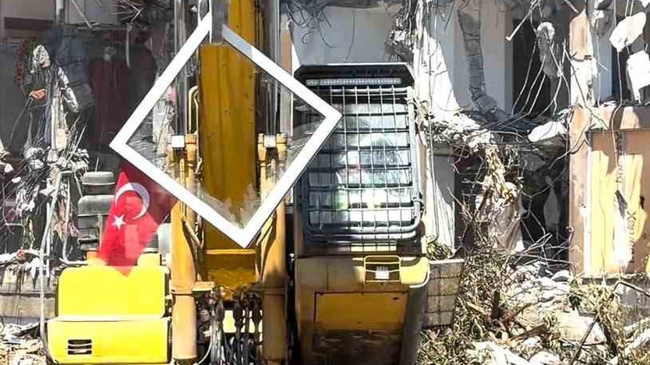 Pendik’te yıkım sırasında dikkat çeken hassasiyet: Kepçe operatörü Türk Bayrağı için çalışmayı durdurdu