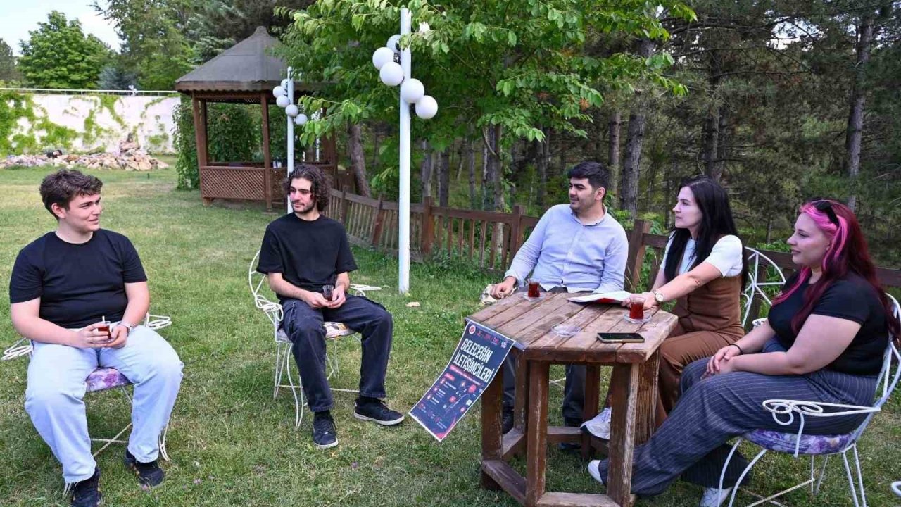 Kastamonu Üniversitesi Bilim Kafe’de geleceğin iletişimcileriyle dijital çağda medya konuşuldu