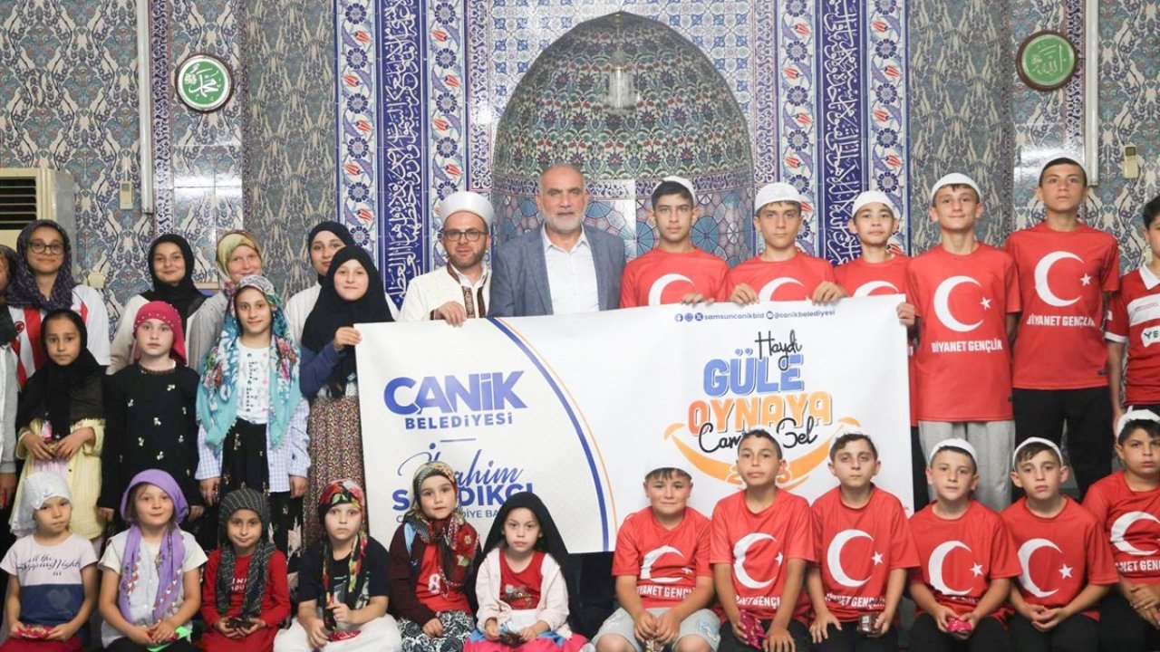 Canik’te camiye gelen hediyeyi alıyor