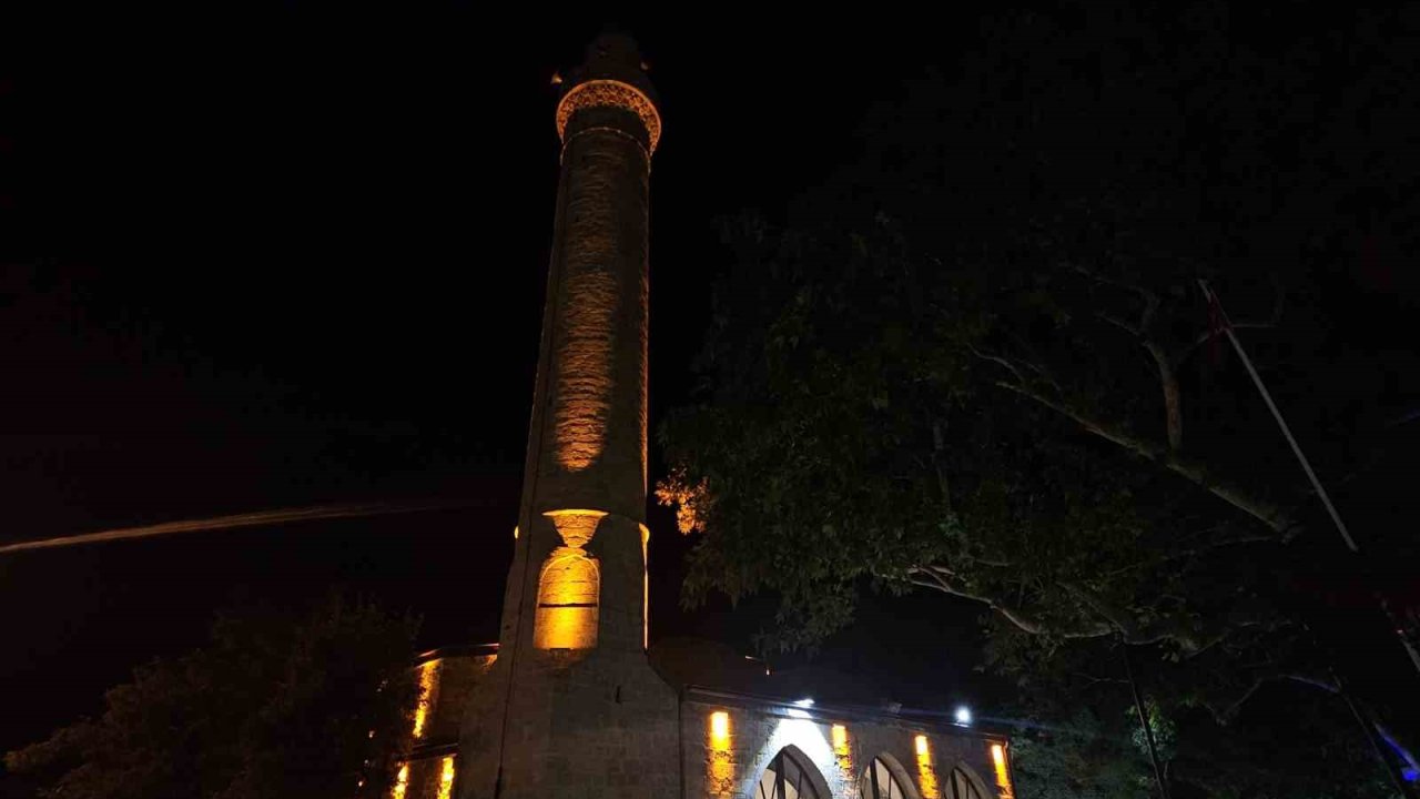 Tarihi Harput Mahallesi’nde gece güzelliği