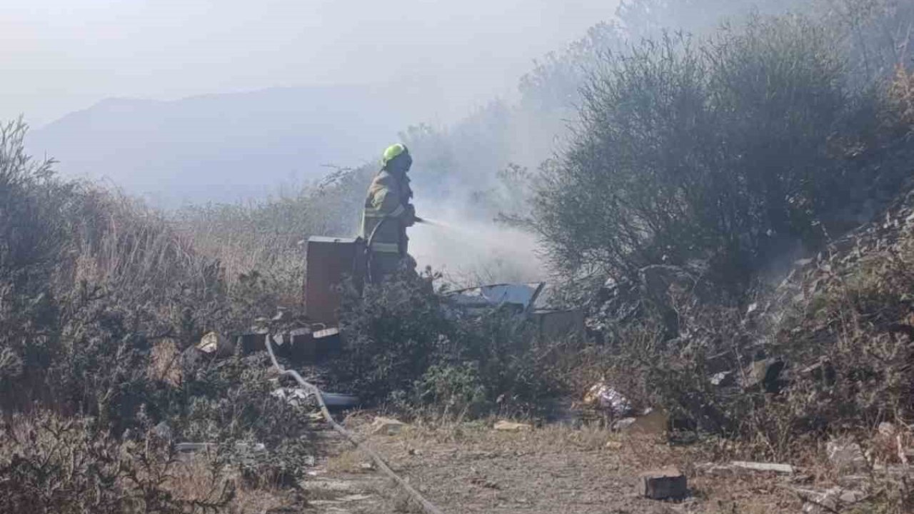Erdek’te mezarlık girişindeki ot yangını büyümeden söndürüldü