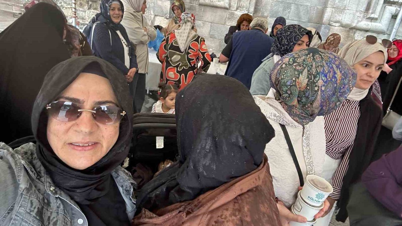 Erzurum Kent Konseyi Kadın Meclisi’nden Çifte Minareli Medrese önünde aşure ikramı