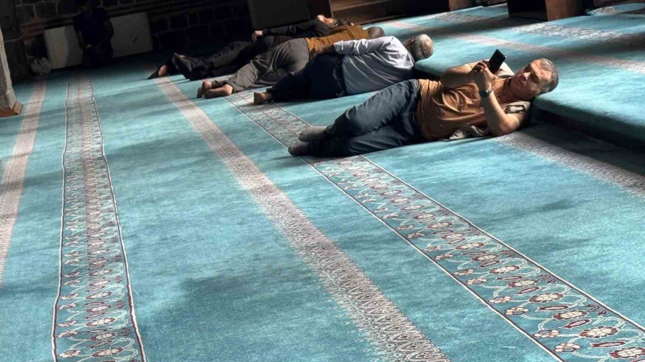 Diyarbakır’da termometreler 40 dereceyi gösterince vatandaşlar soluğu camilerde aldı