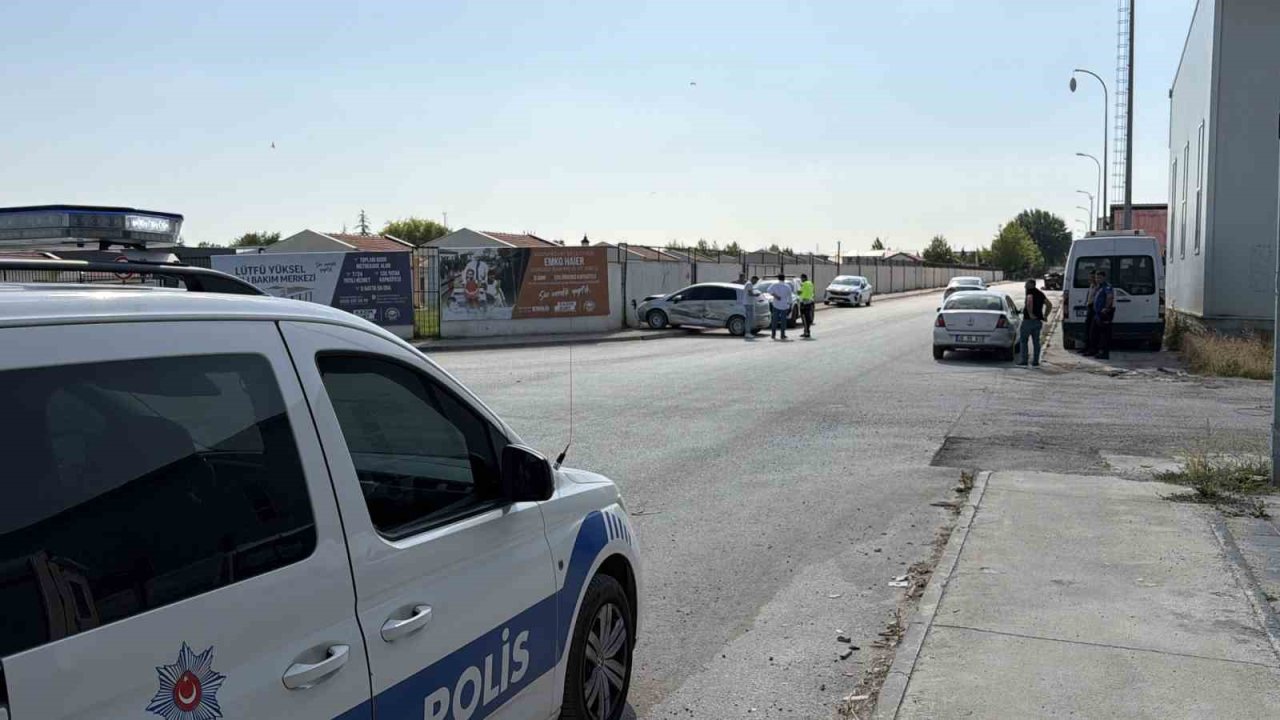 Eskişehir’de iki sokağın kesişiminde otomobil ile kamyonet çarpıştı