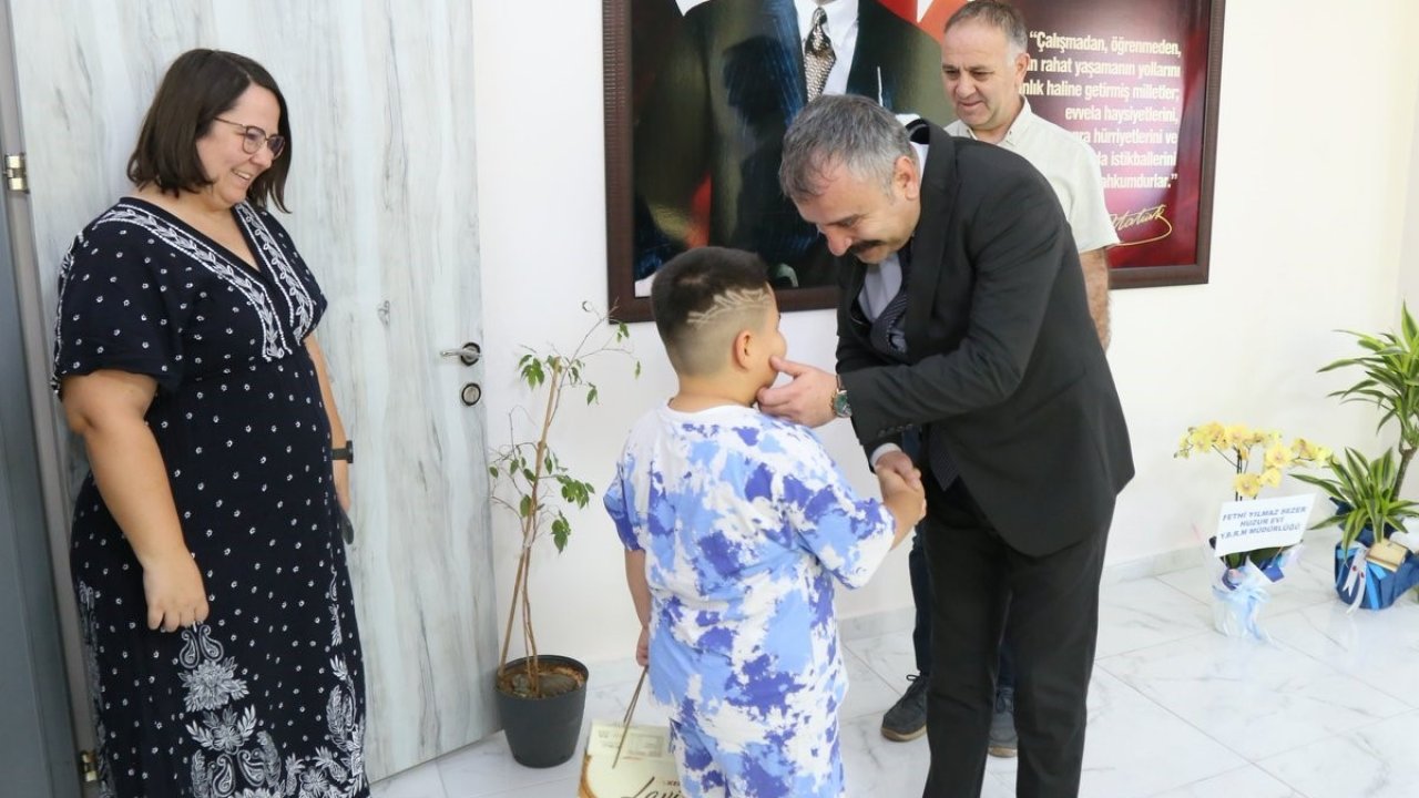 Bakanlığın Koruyucu Aile modeliyle bir çocuk daha yeni yuvasına kavuştu