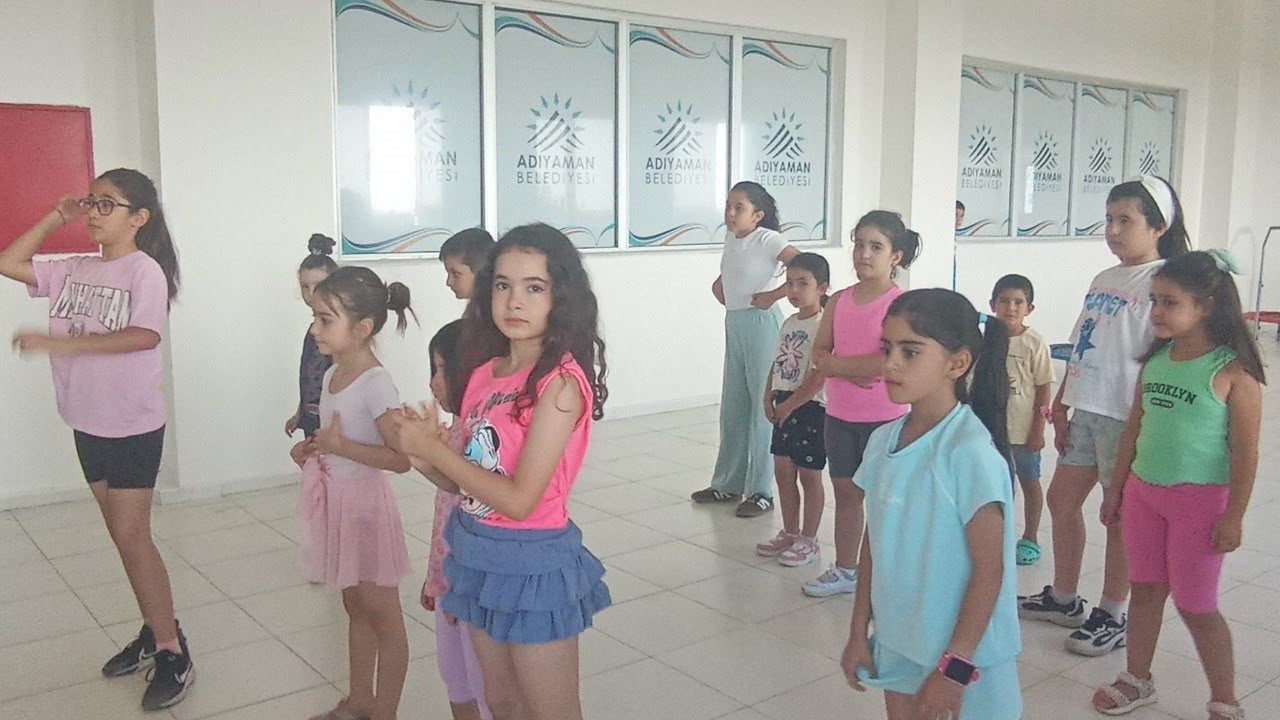 Çocuklar zumba ile hem eğleniyor hem spor yapıyor