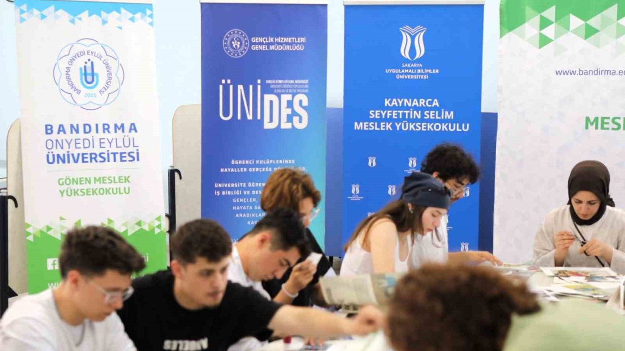 İki üniversitenin öğrencileri bir araya gelerek bilgi alışverişi yaptı