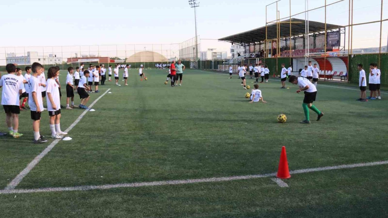 Şanlıurfa Büyükşehir Belediyesi binlerce çocuğu futbolla buluşturuyor