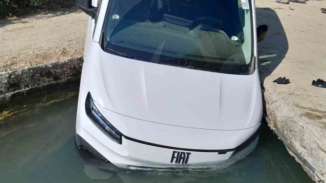 Manavgat’ta hafif ticari araç sulama kanalına düştü