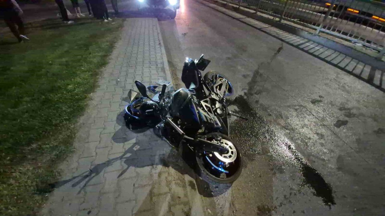 Ehliyetsiz sürücünün kullandığı motosiklet kaldırıma çarptı: 1 yaralı
