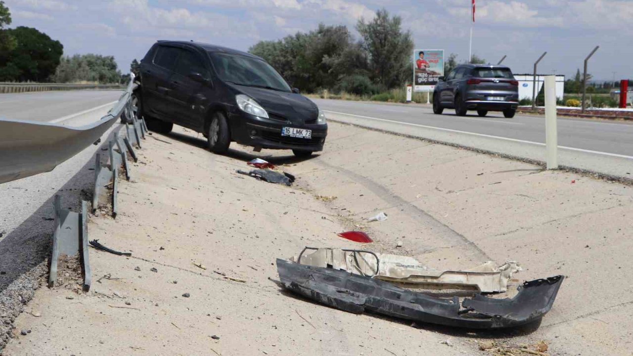 Karaman’da otomobil bariyerlere çarptı: Kaza anı kamerada