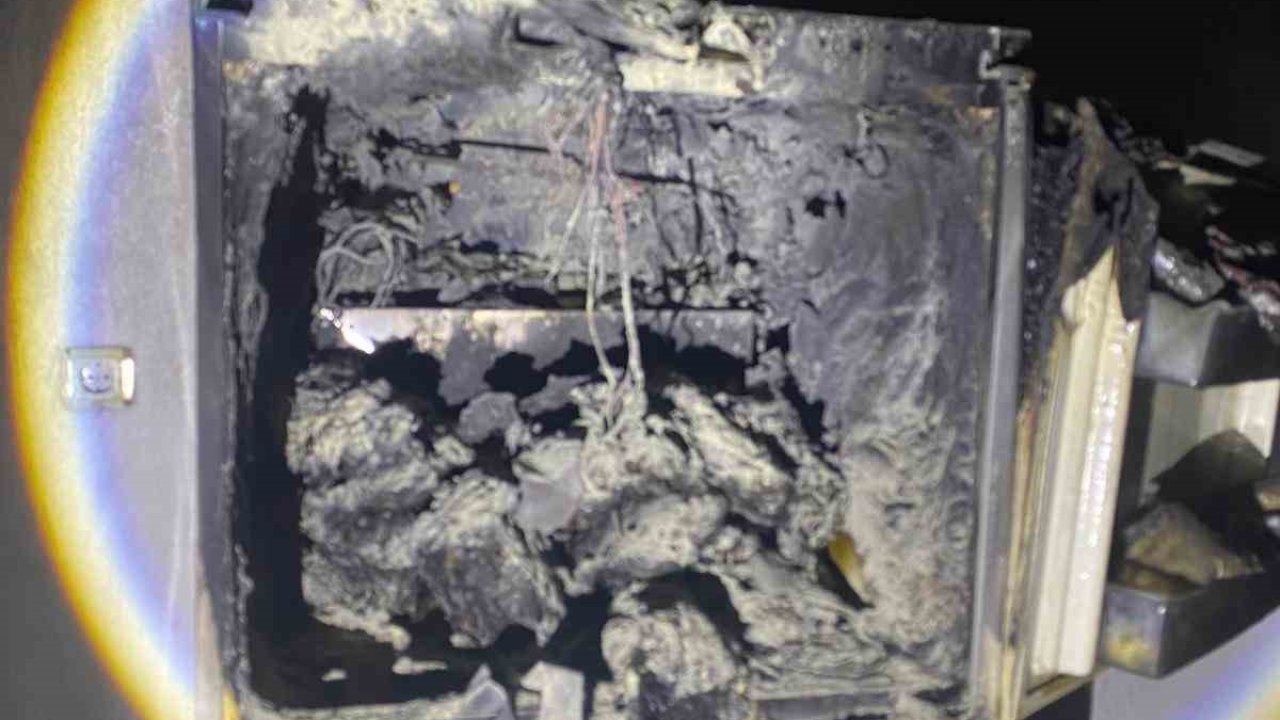 Buzdolabı bomba gibi patladı