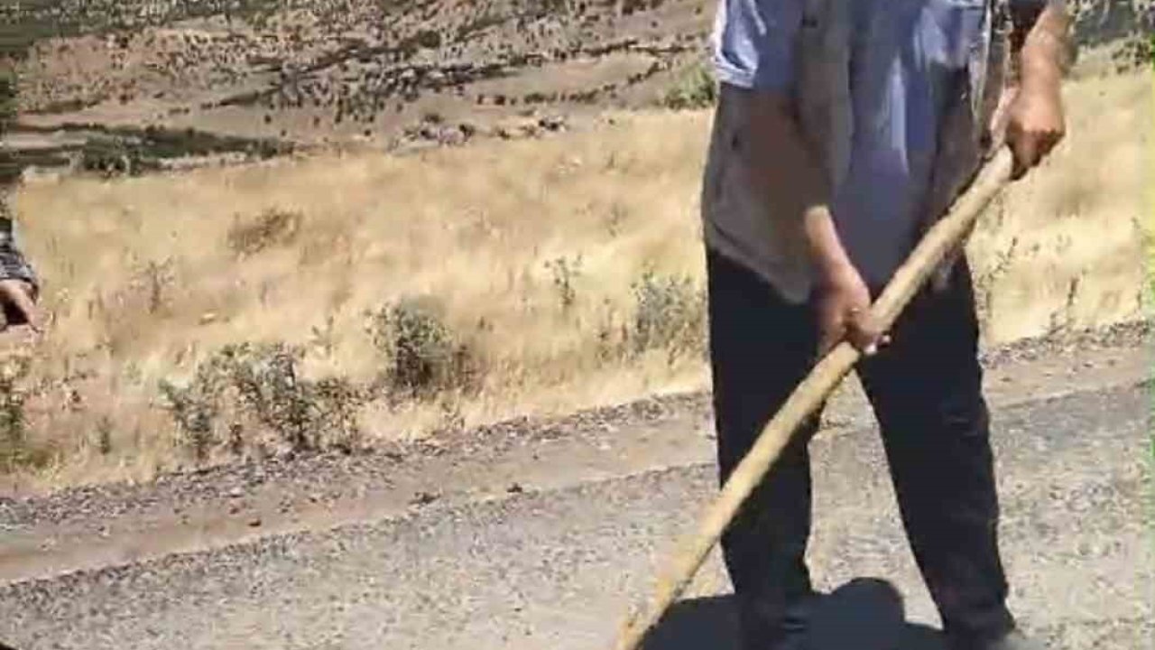 Çermik’te mahalle yolu muhtar ve vatandaşlar tarafından onarıldı
