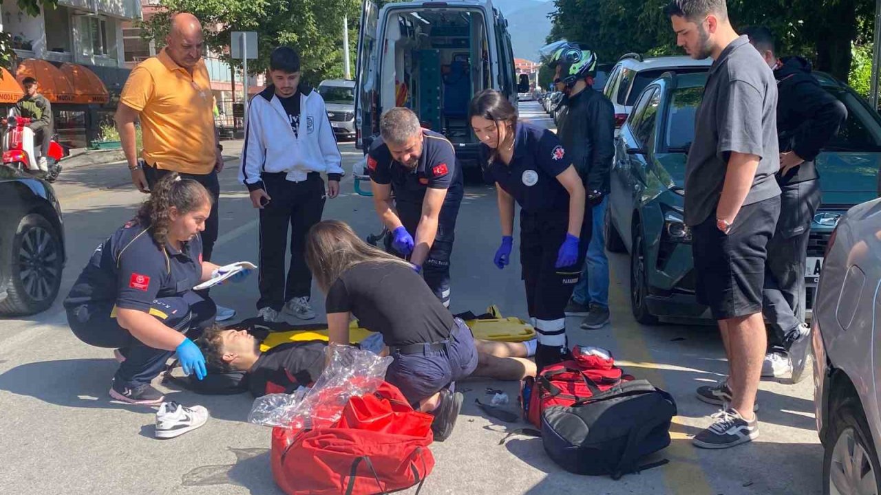 Hafif ticari araca çarparak savrulan motosikletli yaralandı