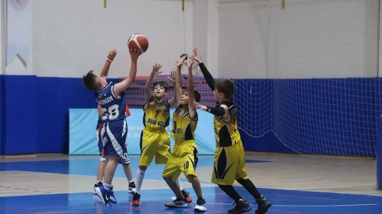 Minik basketbolcular kupalarına kavuştu