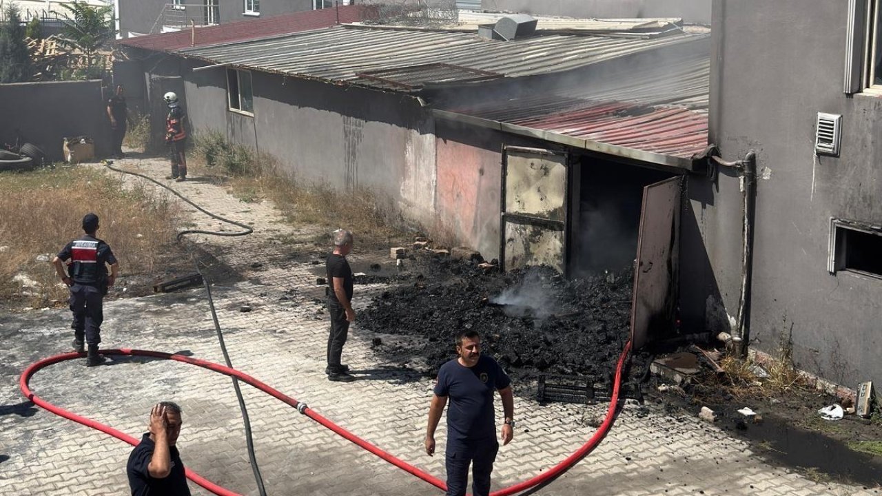 Tekstil fabrikasının atık deposunda yangın