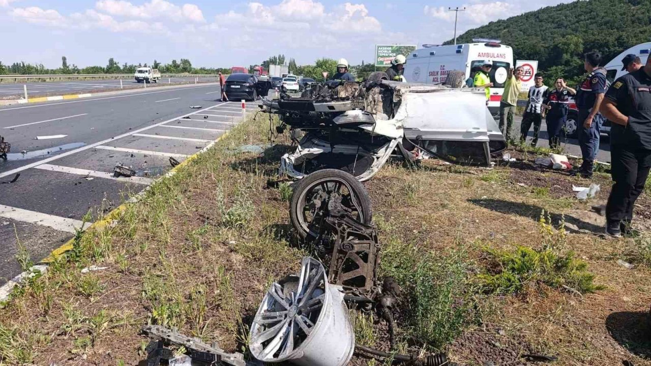 Konya’da refüje çarpan otomobil hurdaya döndü: 3 yaralı