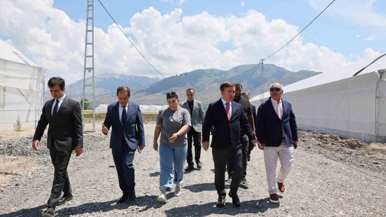 Vali Aydoğdu Toplu Sera Bölgesi’nde üreticilerle buluştu