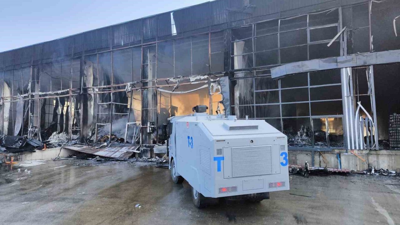Market deposunda çıkan yangın geceyi aydınlattı, geriye demir yığınları kaldı