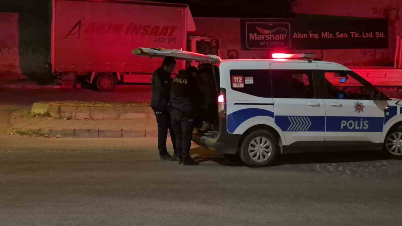 İzinli olarak cezaevinden çıkan şahıs annesini bıçakla kovaladı