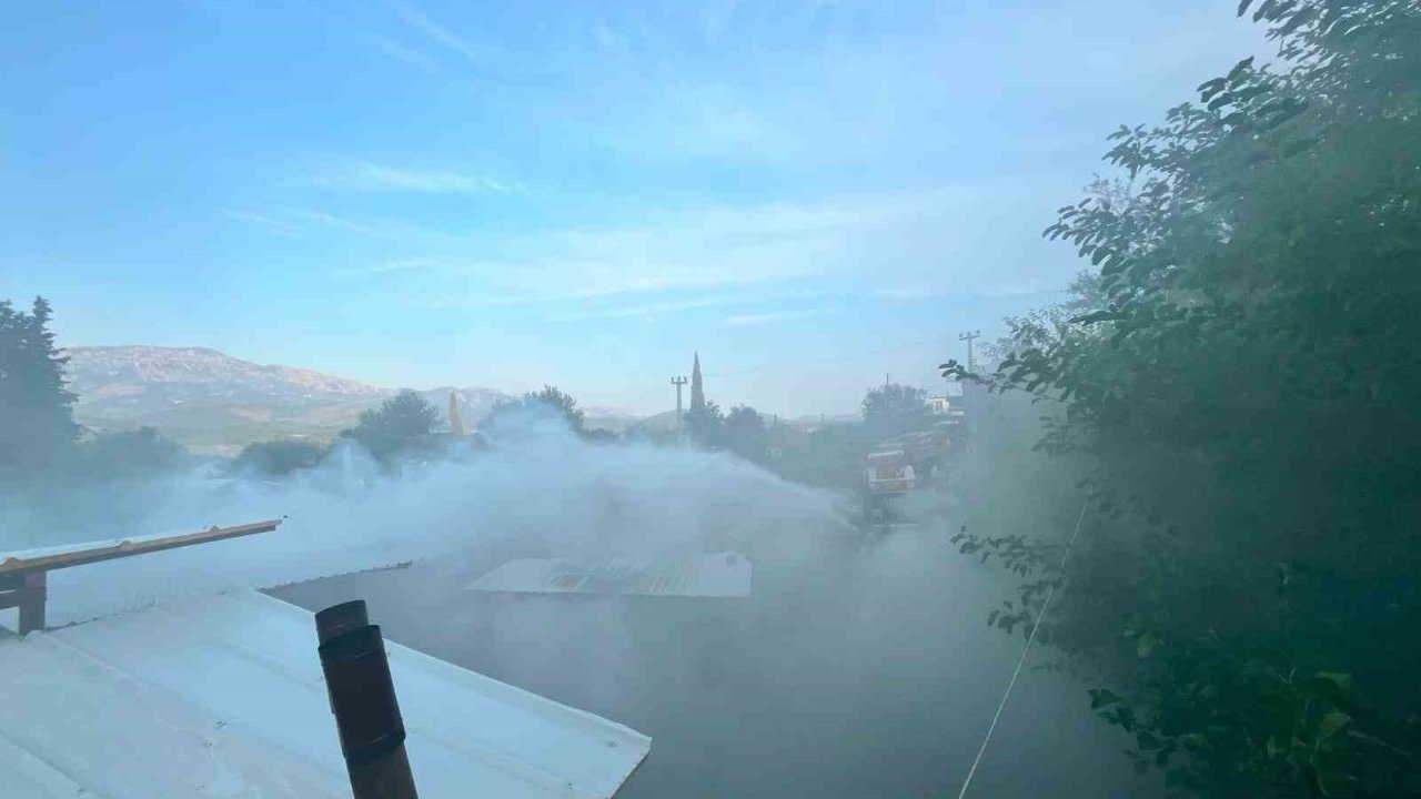 Odun ateşinden sıçrayan kıvılcımlar yangına neden oldu