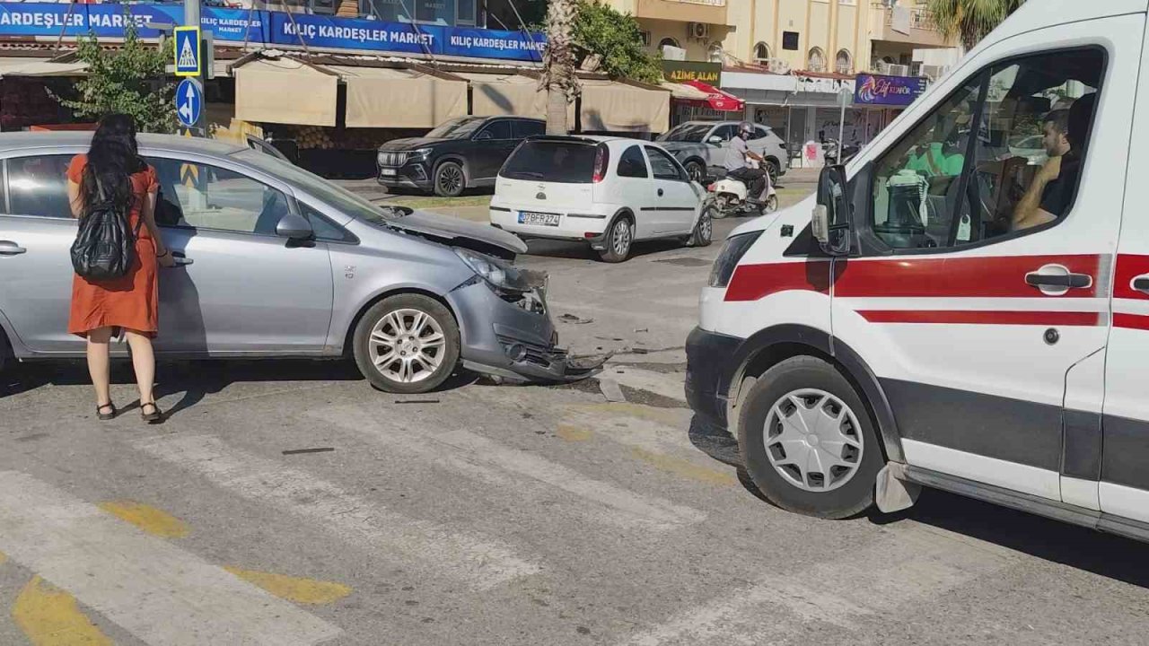Manavgat’ta otomobiller çarpıştı, sürücüler yaralandı
