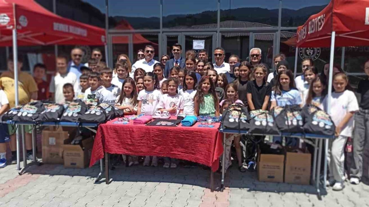 Devrek’te öğrencilere havuz malzemeleri hediye edildi