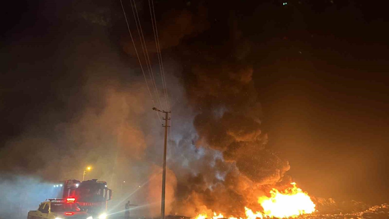 Tekirdağ’da atık döküm alanında yangın: Alevler geceyi aydınlattı