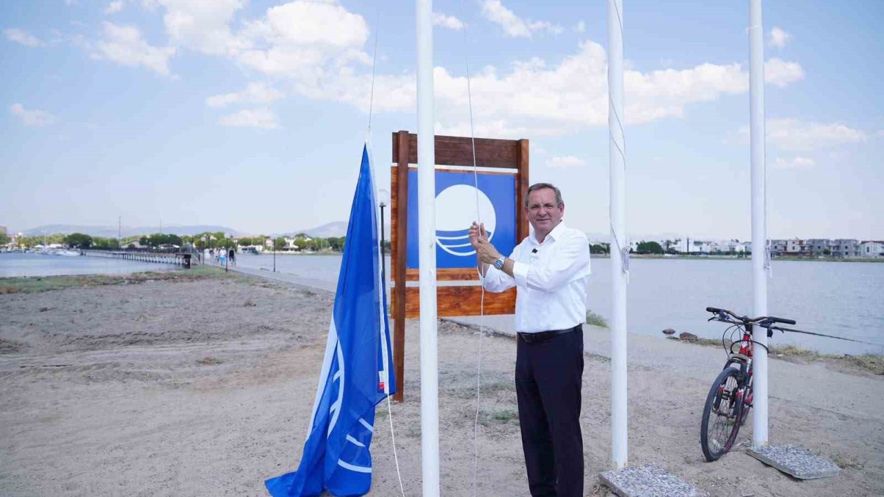 Ayvalık Belediyesi plajlarında Mavi Bayraklar göndere çekildi