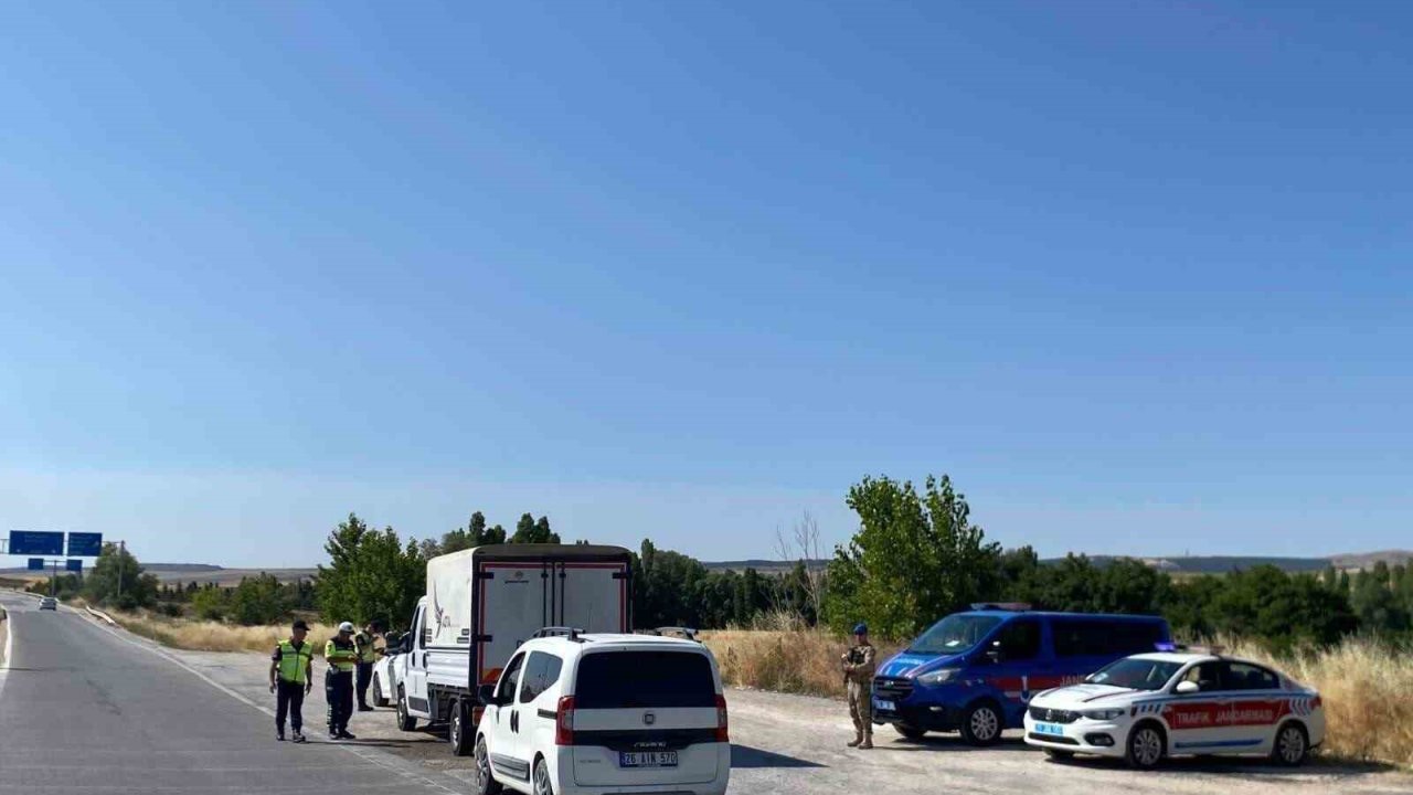 Jandarmadan geniş çaplı denetim: 4 bin 920 şahıs, 4 bin 682 araç kontrol edildi
